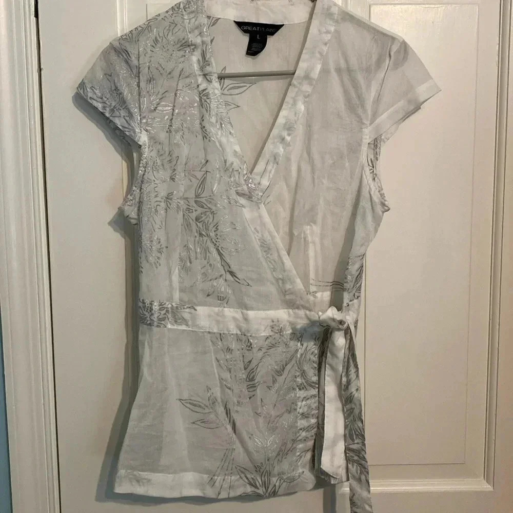 100% cotton white /silver floral women’s blouse - large- cap sleeve - tie front